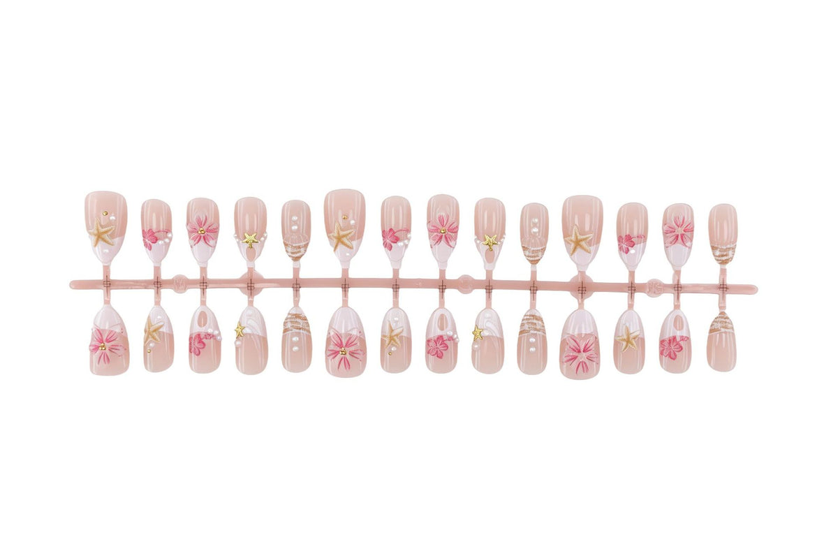 Kunstnagelset mit maritimen Details und floralen Akzenten Brehn