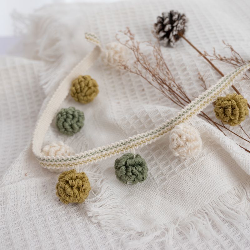 Dekorative Bordüre mit Pompons Brehn