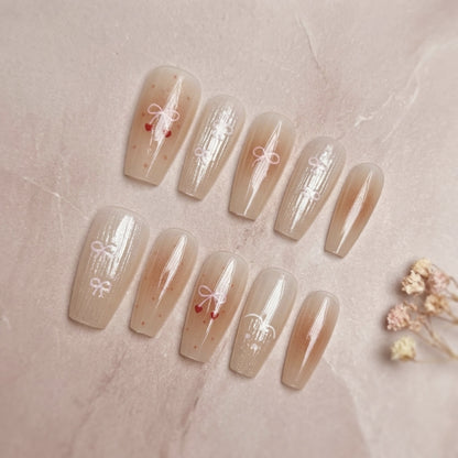 Dekorativer Press-On-Nagelset mit eleganten Schleifenmustern