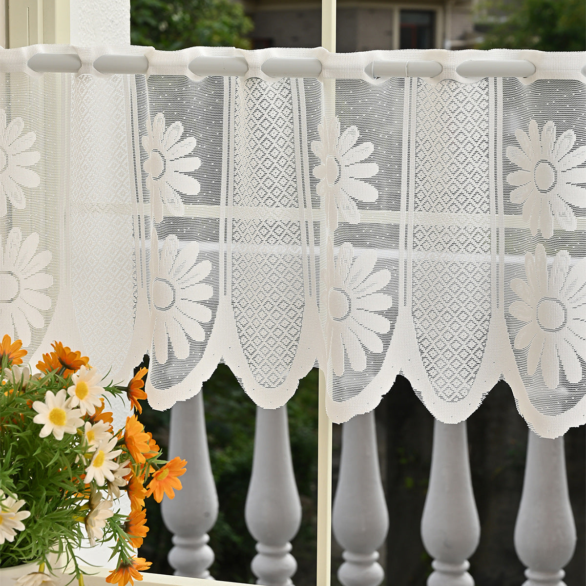 Florale Spitzen gestufte Fenstervorhänge