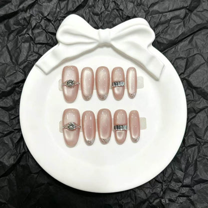 Dekoratives Press-On-Nagel-Set mit eleganten Juwelenelementen