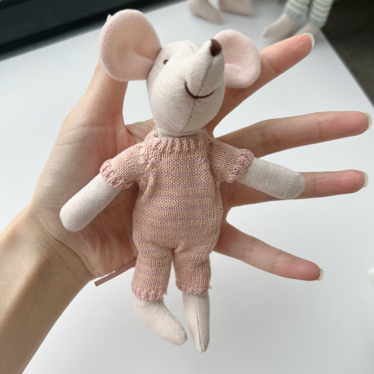 Handgemachte Leinen Lange-Glied-Bunny-Puppe mit gesticktem Karotten-Overalls