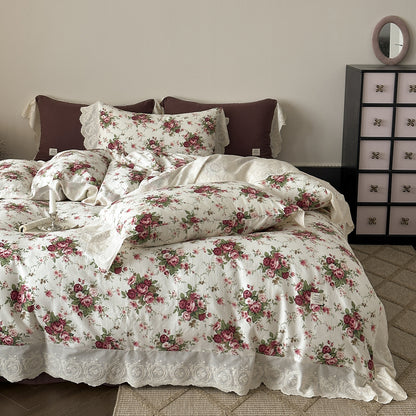 Baumwoll-Bettwäsche-Set mit Spitzenvolant und zartem Blumenprint
