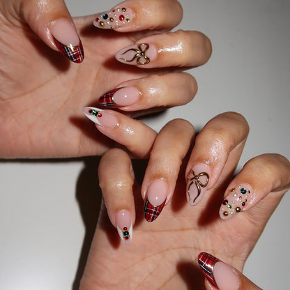 Festliches Press-On-Nagelkunst-Set mit kariertem Design und Edelstein-Akzenten Brehn