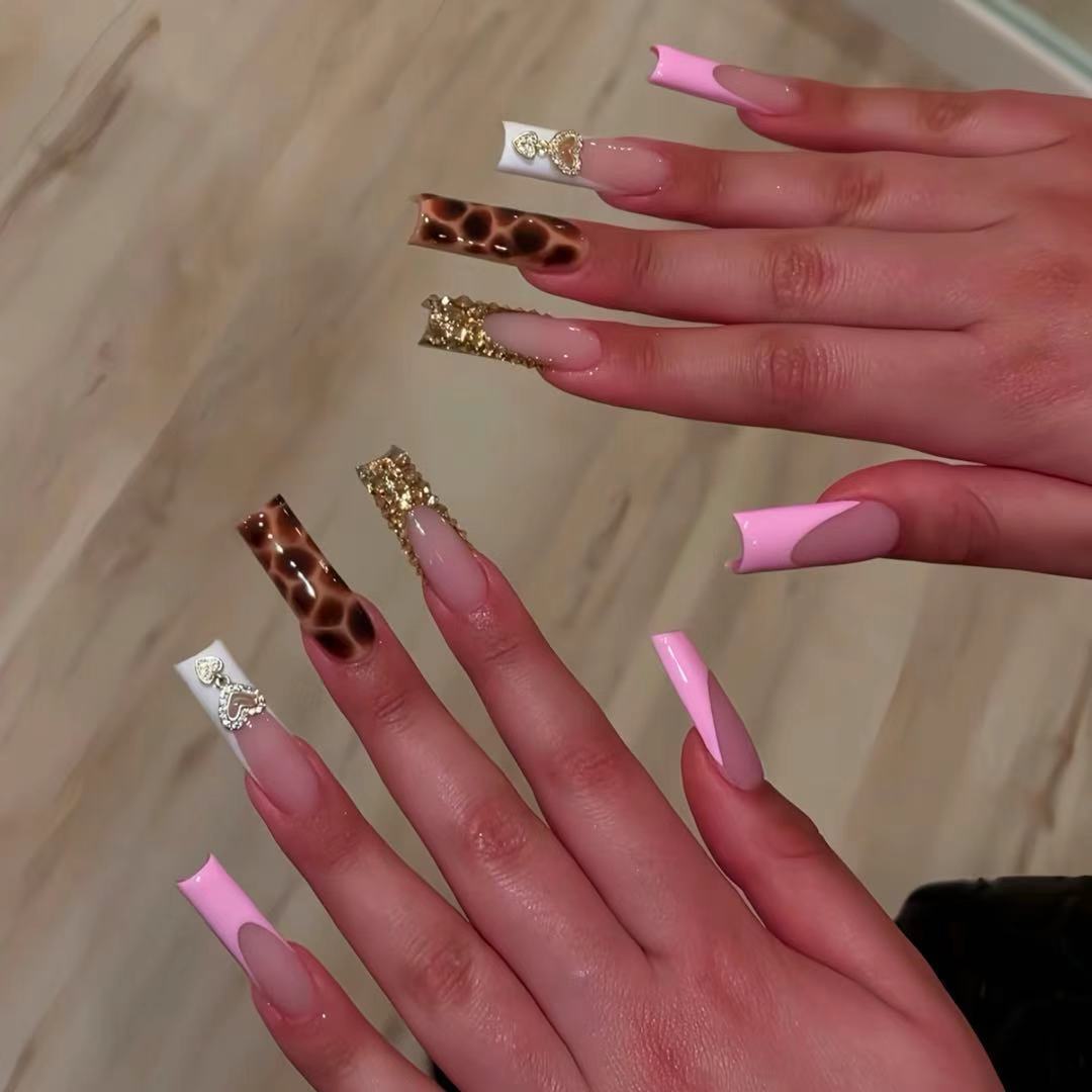 Glamouröse dekorative lange Press-On Nägel mit metallischen Akzenten Brehn