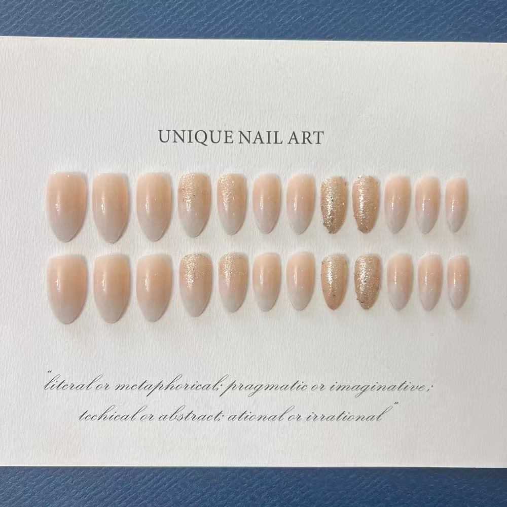 Elegante Kunstnägel mit Glitzerakzenten und modernen Designs Brehn