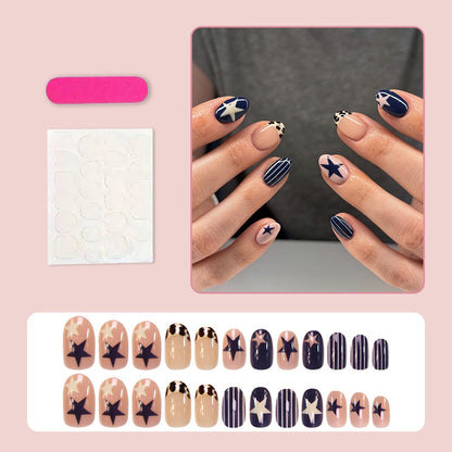 Kunstnagelset mit zarten Rosenakzenten Brehn