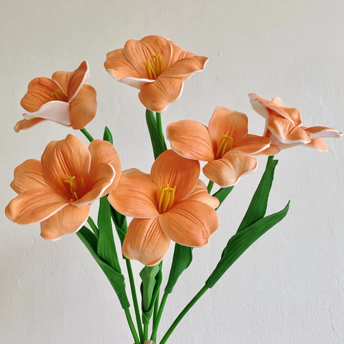 Lebensechte dekorative Blumenarrangement
