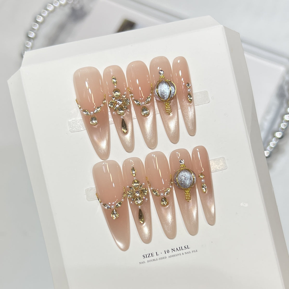 Dekoratives Stiletto Press-On Nagelset mit eleganten Schmucksteinverzierungen Brehn