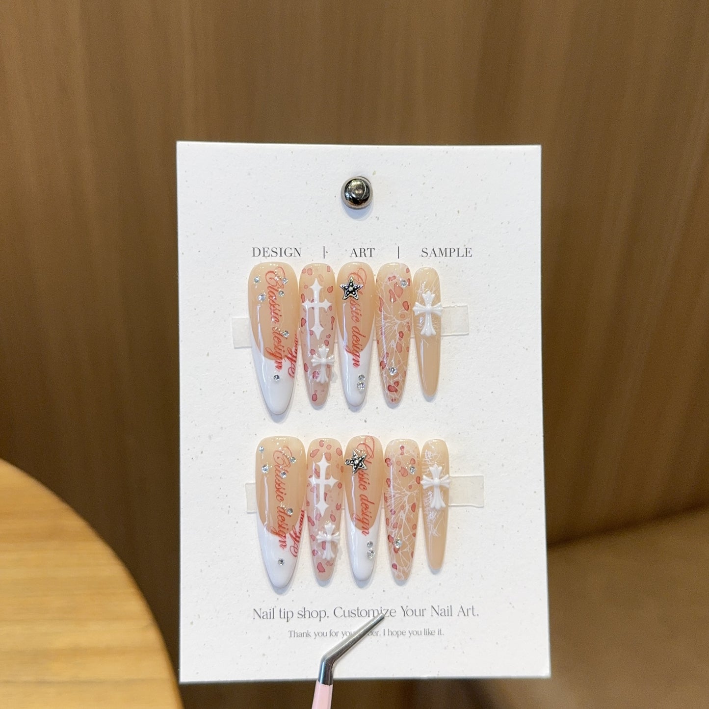 Kunstnägel mit Künstlerischem Design und Glamour-Akzenten Brehn