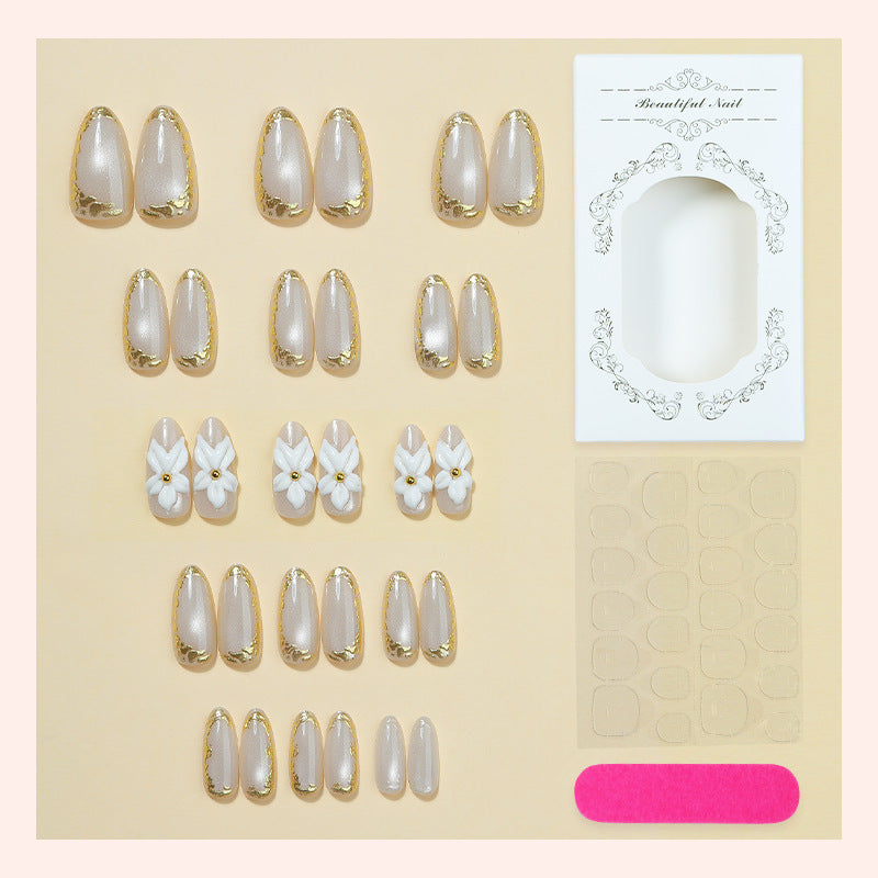 Elegantes Press-On-Nail-Art-Set mit floralen und goldenen Akzenten Brehn