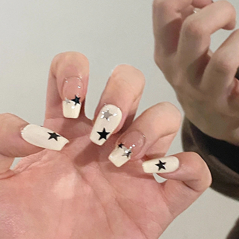 Kunstnagelset mit glamourösem Sternen-Design und funkelnden Akzenten Brehn