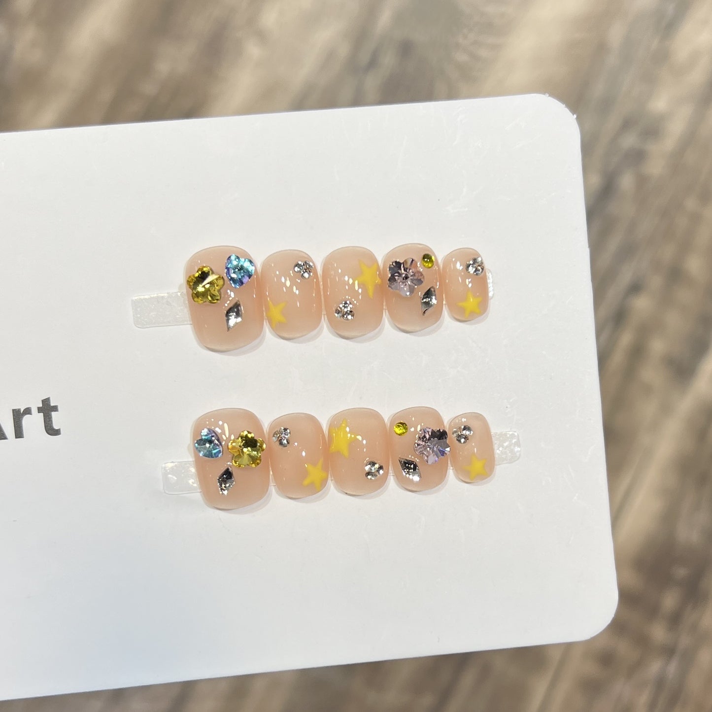 Dekoratives Press-On Nagelkunstset mit funkelnden Akzenten Brehn