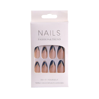 Künstlerisches Nageldesign mit eleganten goldenen Akzenten Brehn
