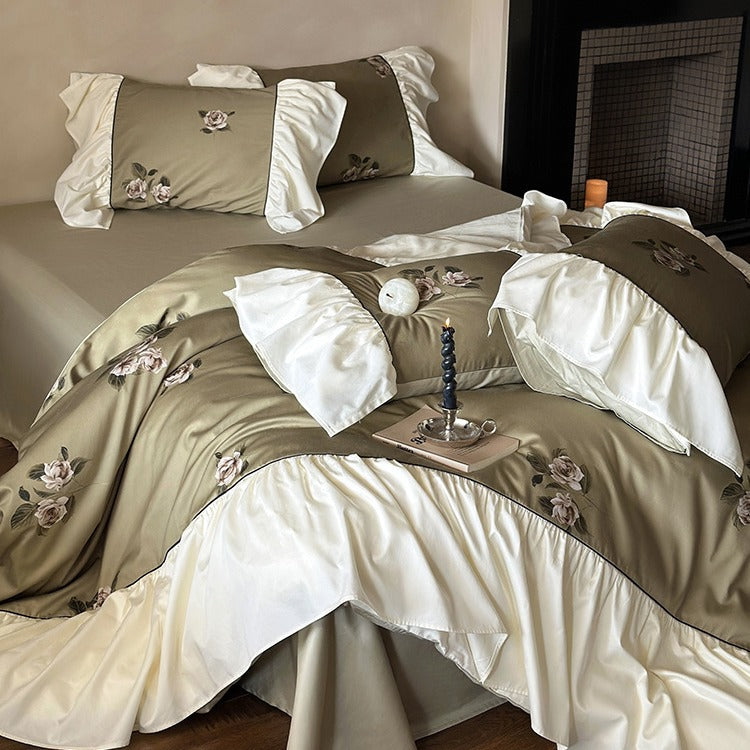 Luxuriöses Satin-Bettwäsche-Set mit Blumenstickerei und Rüschen