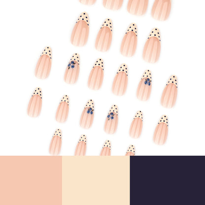 Kunstvolle Nagelverlängerungen mit zarten Blüten- und Punktdesign Brehn