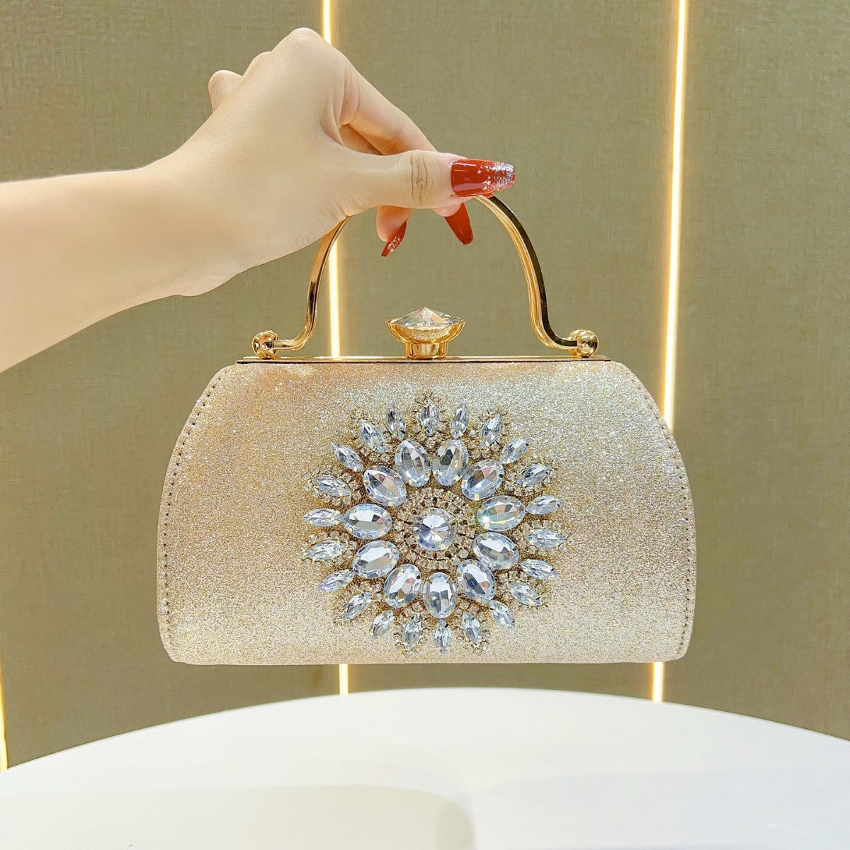 Glitzernde Blumenverzierte Abendtasche