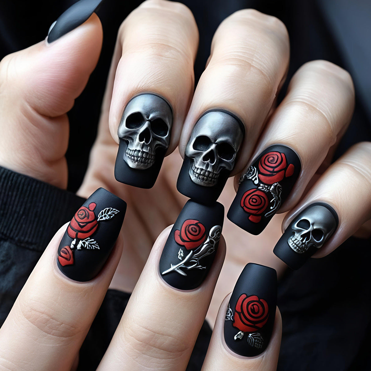 Kreative Kunstnägel mit Totenkopf- und Rosenmotiven Brehn