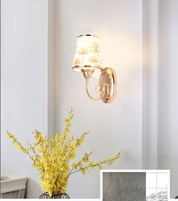 Dekorative Wandleuchte mit floralem Schirm