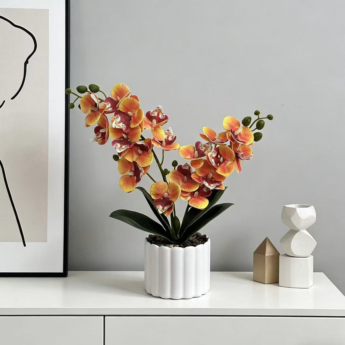 Elegante künstliche Orchideenpflanzenanordnung für die Innendekoration