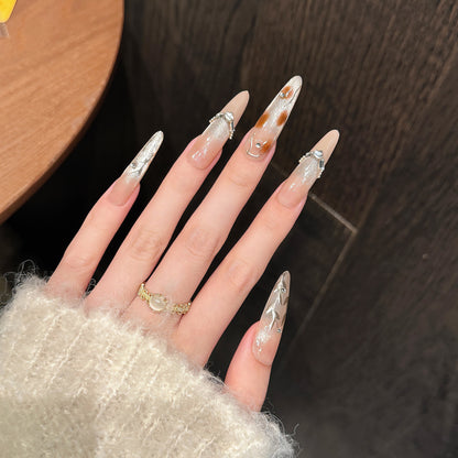 Künstlerisches Stiletto Press-On Nagelkunstset mit Glitzer- und Strassakzenten