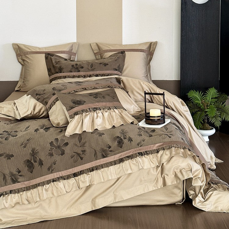 Romantische Baumwollsatin-Bettwäschegarnitur mit Volant und floraler Jacquardstruktur