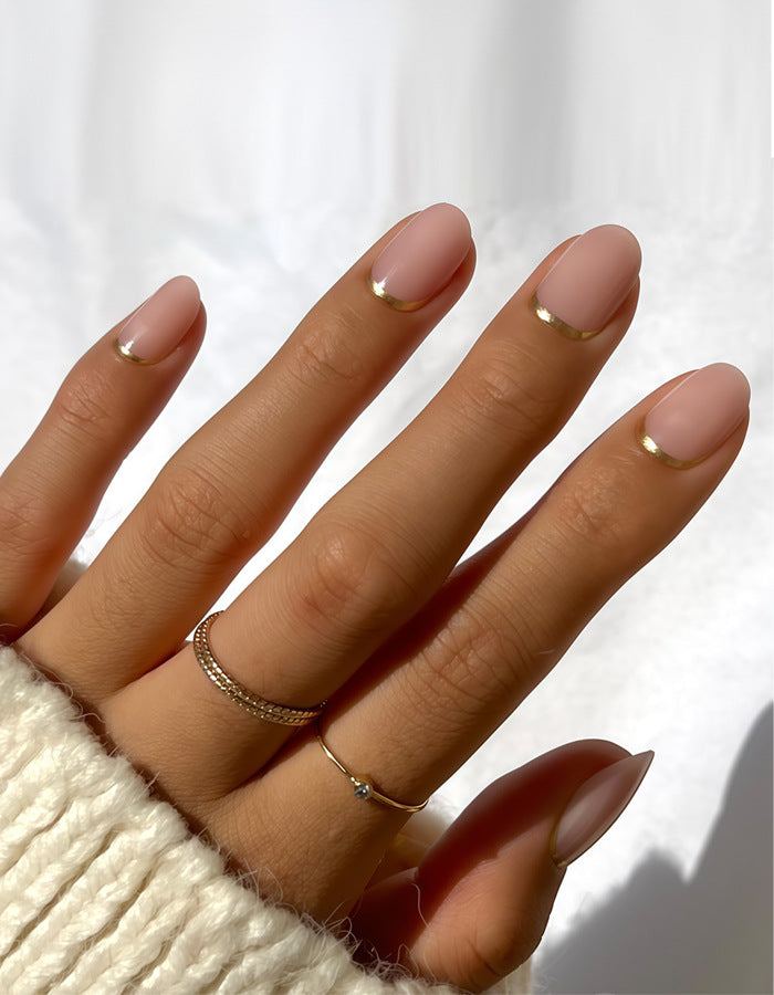 Elegante French Tip Press-On Nägel mit Metallakzenten Brehn