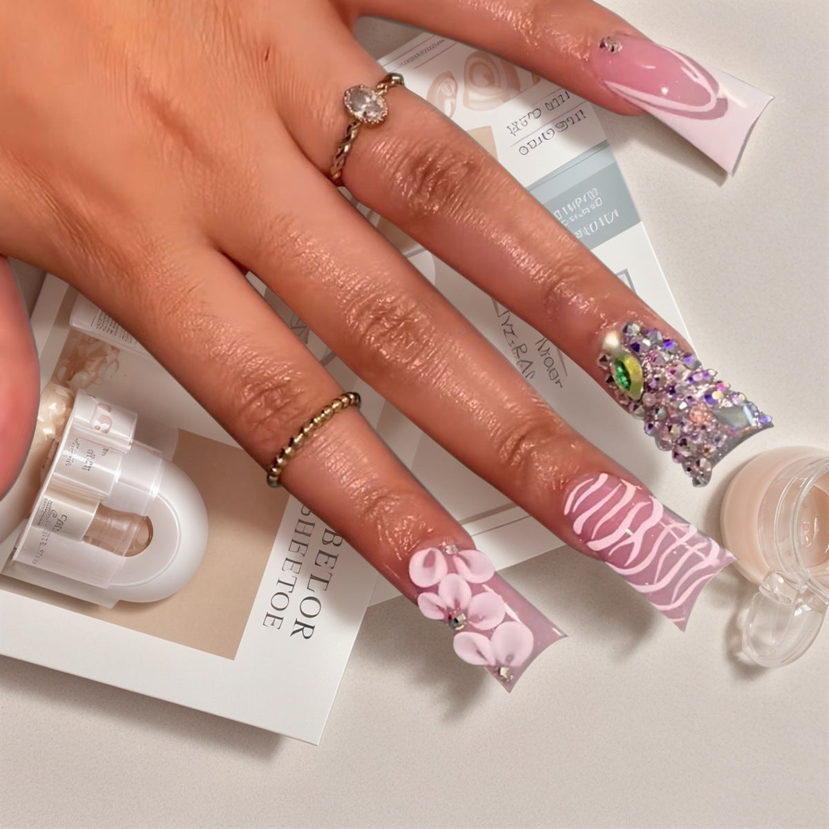 Dekoratives Press-on-Nagelkunst-Set mit Edelsteinakzenten Brehn