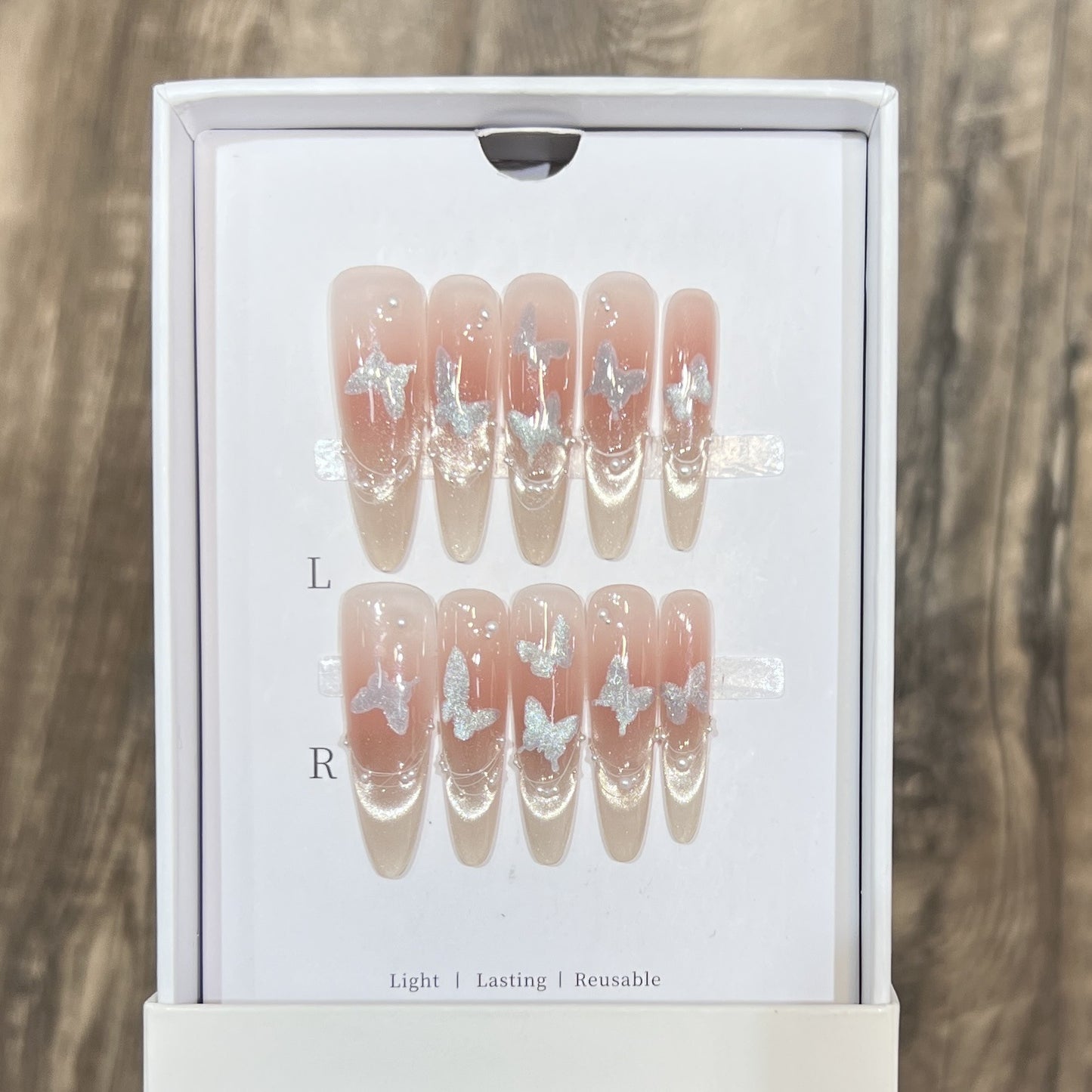 Künstlerisches Stiletto Press-On Nagelset mit Schmetterlingsdesign Brehn
