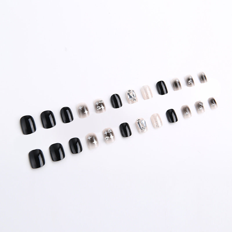 Kunstnagelset mit glamourösen Glitzer- und Kristallverzierungen Brehn