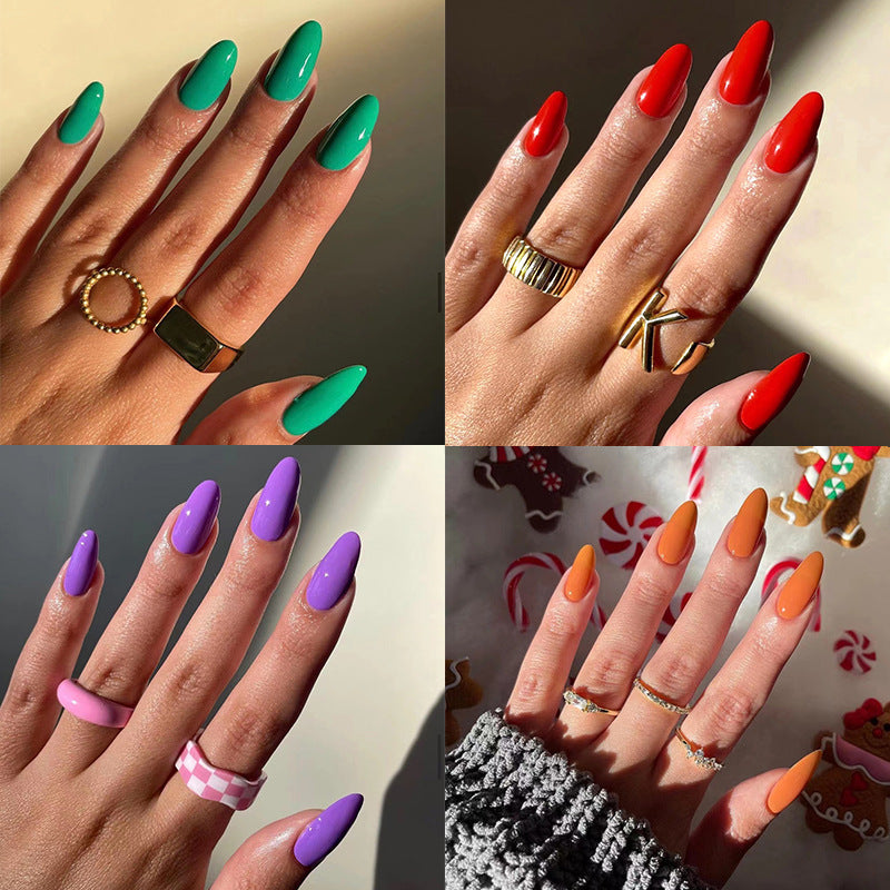 Kunstvolle Nageldesigns mit mattem Finish und elegantem Stiletto Brehn