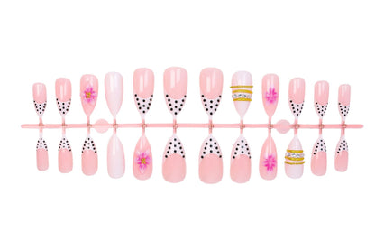 Kunstnagelset mit romantischen Blumenmotiven und eleganten Glitzerverzierungen Brehn