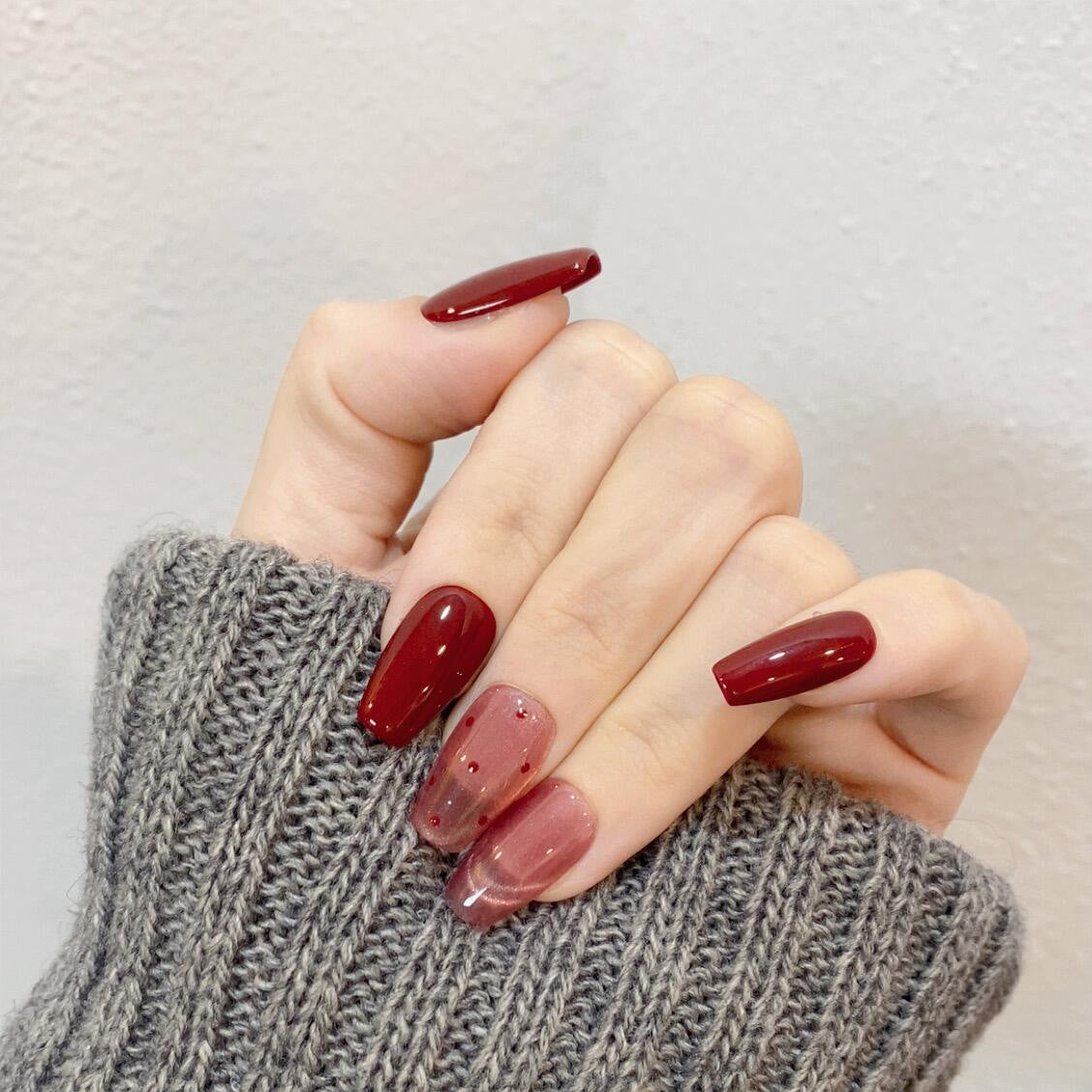 Künstliche Nagelspitzen mit Kreativen Punkten und Hochglanz Brehn