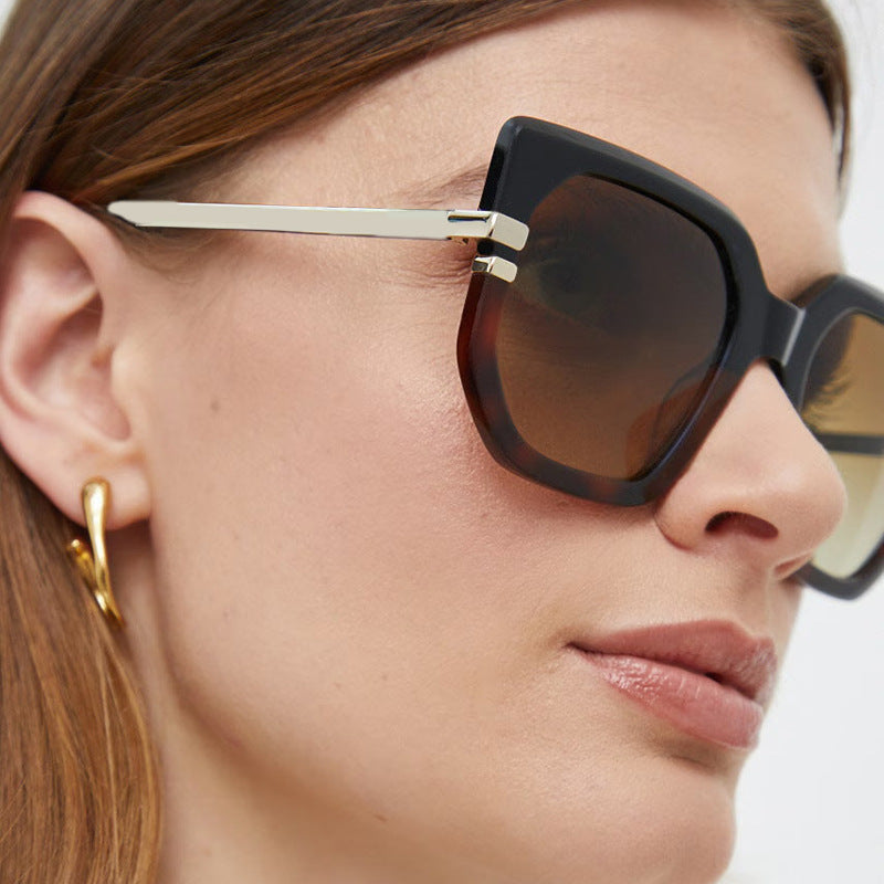 Damen geometrische Sonnenbrille mit luxuriösem goldenen Rahmen und polarisierenden Gläsern Brehn