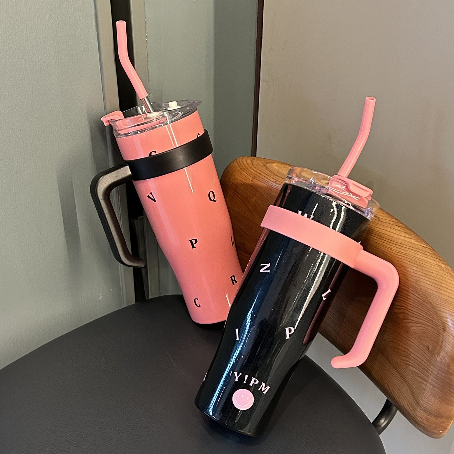 Damen Isolierte Trinkflasche mit integriertem Strohhalm und ergonomischem Griff Brehn