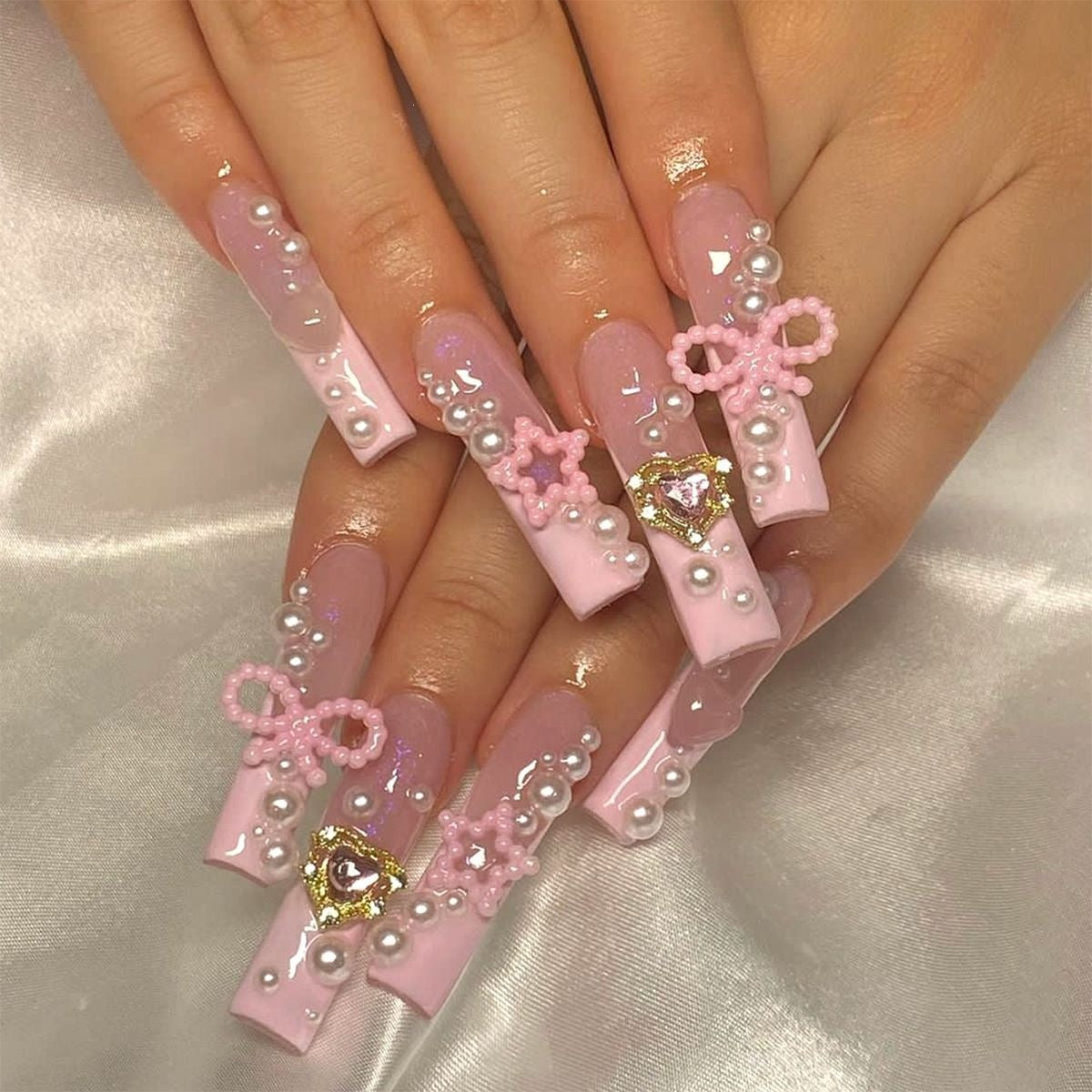 Kreatives Kunstnagelset mit zarten Perlen- und Glanzakzenten Brehn