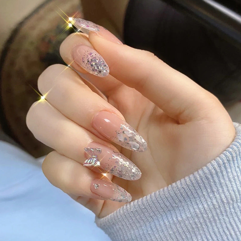 Glitzernde Stiletto-Nägel mit eleganten Verzierungen Brehn