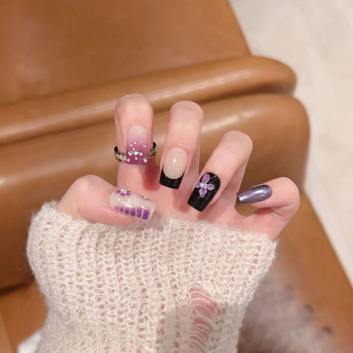 Dekoratives Press-On Nagelkunst-Set mit floralen und Edelsteinakzenten Brehn