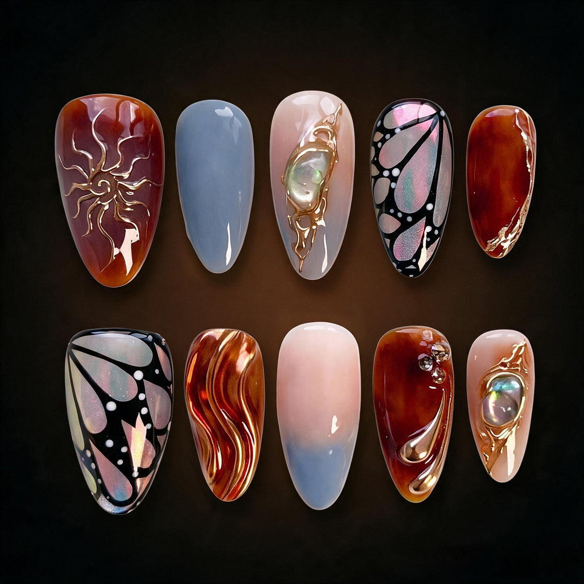 Künstlerisches Press-On Nagelkunst-Set mit strukturierten und metallischen Akzenten Brehn