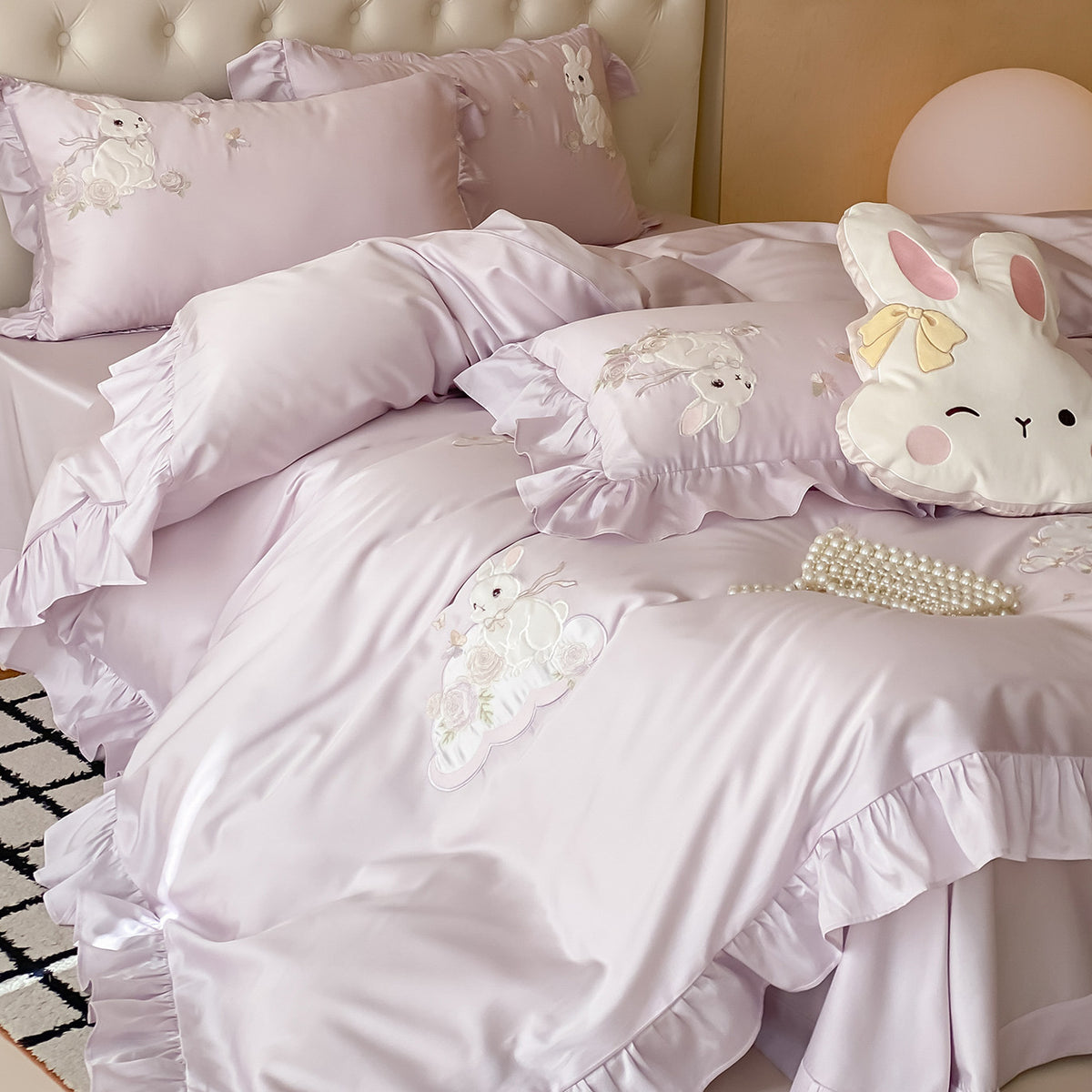 Seidig gesticktes Bunny Satin Bettbezugset mit Rüschensaum & Oxford-Kissenbezügen