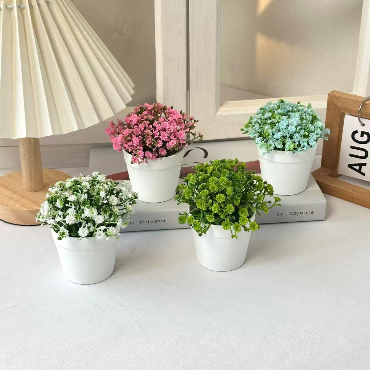 Miniatur Arrangement mit künstlichen Blumen im Topf