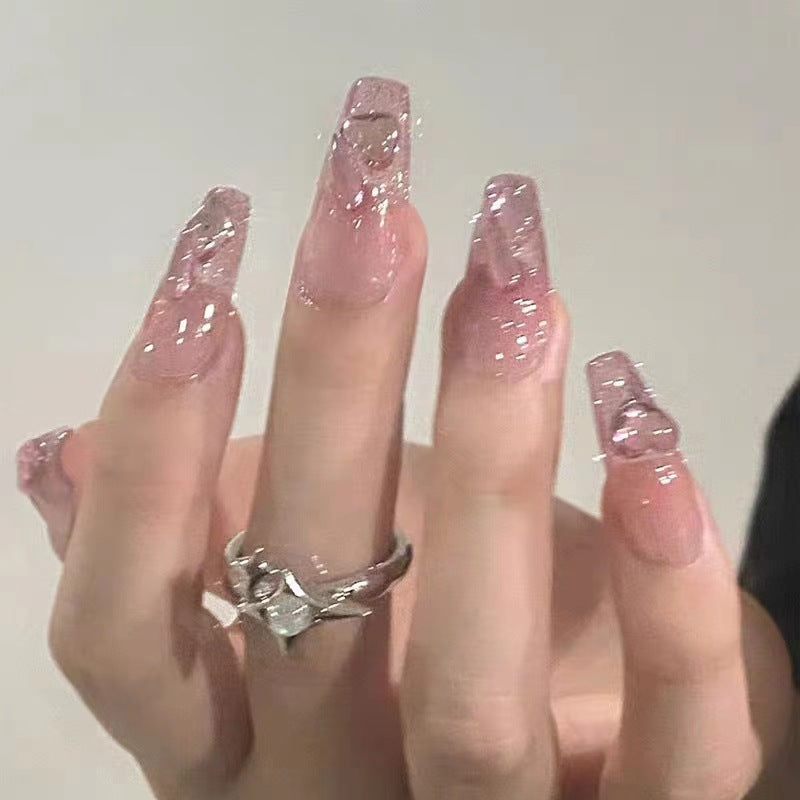 Kunstvolle Nagelsets mit floralen Akzenten Brehn
