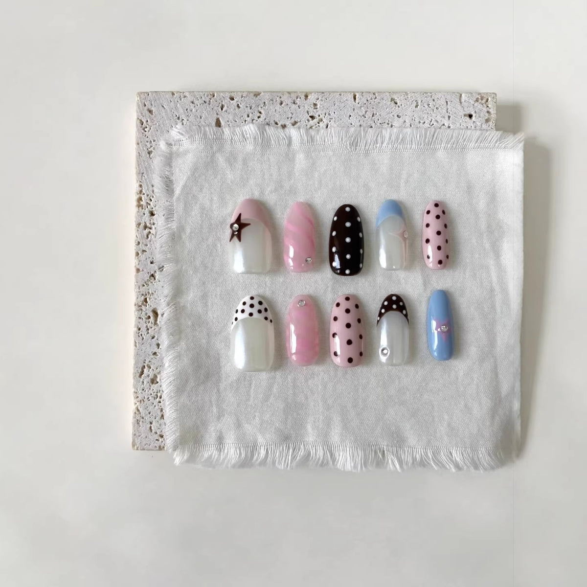 Kreatives gepunktetes Press-On Nagelkunstset