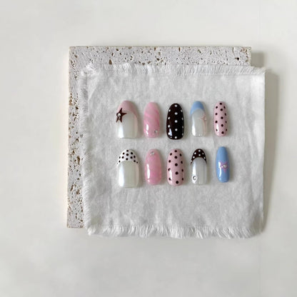 Kreatives gepunktetes Press-On Nagelkunstset