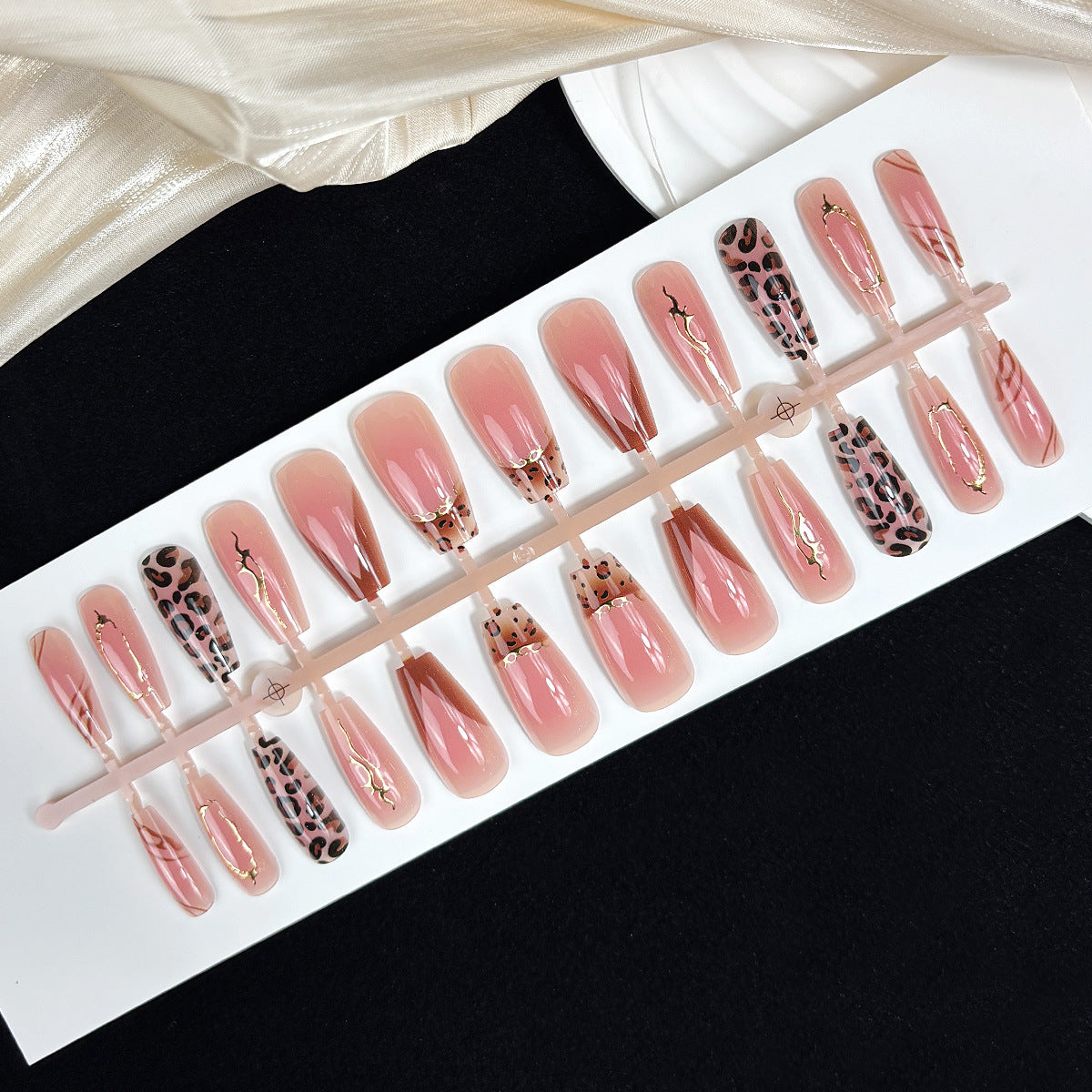 Künstlerische Press-On-Nagelspitzen Brehn