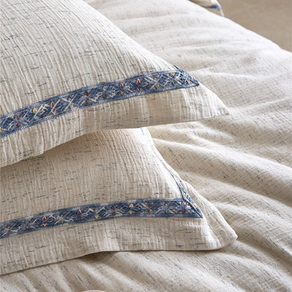 Gewaschenes Leinen-Bettbezug-Set mit blauer bestickter Bordüre und gepquiltem Muster