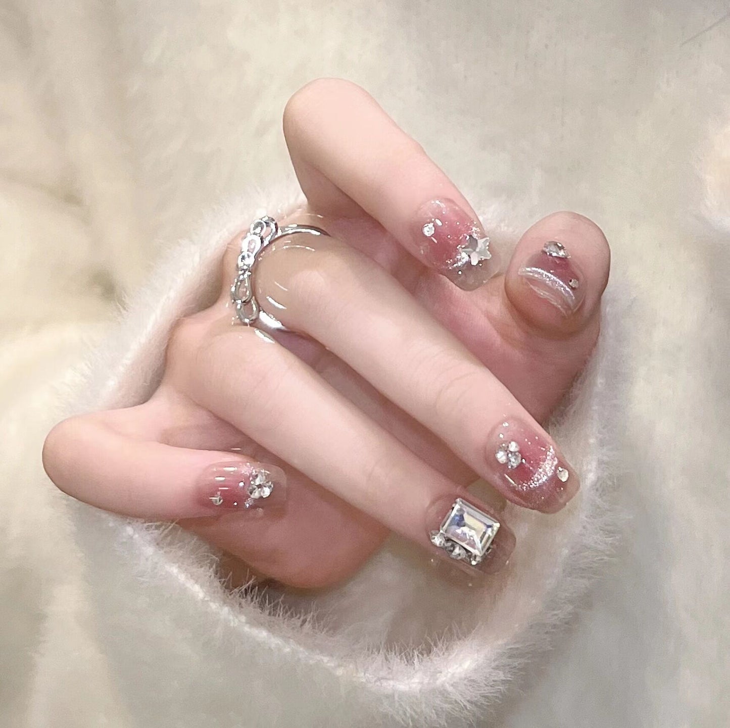 Glamouröse mit Strass verzierte Press-On Nagelkunst Brehn