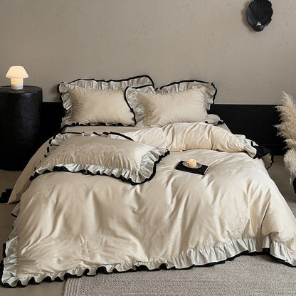 Romantisches Bettwäsche-Set mit Rüschenbordüre und feiner Jacquard-Stickerei