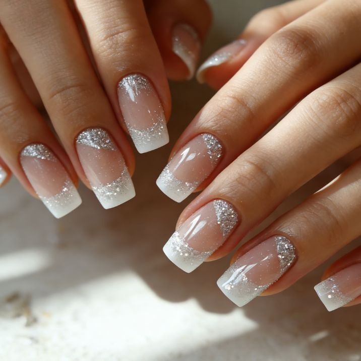 Glitzernde French Tip Acryl-Nagelerweiterungen Brehn
