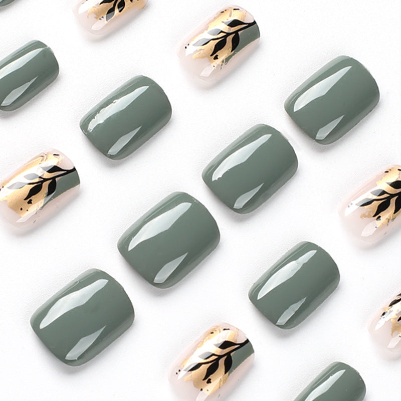 Kunstvolle Nagelverlängerungen mit elegantem Blattdesign Brehn